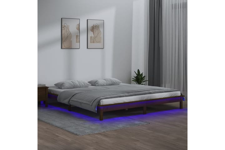 beBasic Sängynrunko LED-valoilla hunajanruskea 200x200 cm täysi mänty - Ruskea - Huonekalut - Sänky - Sänkykehikot & sängynrungot