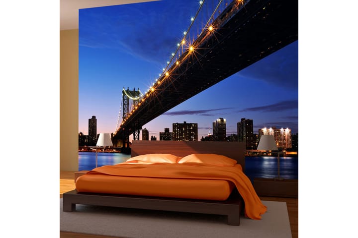 Valokuvatapetti Manhattan Bridge öinen valaistus 300x231 - Artgeist sp. z o. o. - Sisustustuotteet - Seinäkoristeet - Tapetit - Valokuvatapetit