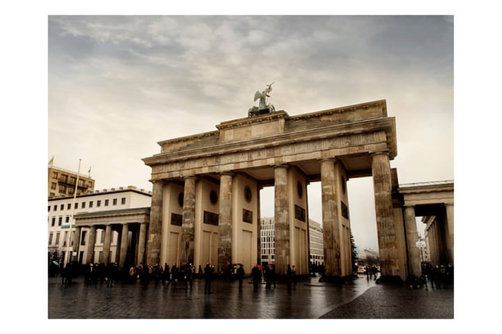 Valokuvatapetti Turistit lähellä Brandenburgin 300x231 - Artgeist sp. z o. o. - Sisustustuotteet - Seinäkoristeet - Tapetit - Valokuvatapetit